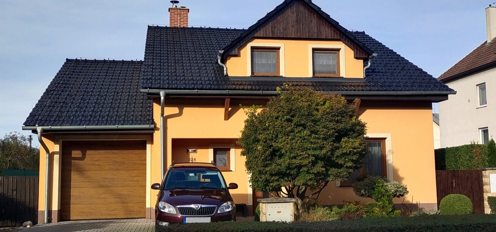 Žlutý rodinný dům
